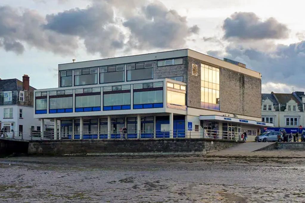 The Mowlem Theatre, with the Showbar projecting out towards the sea.